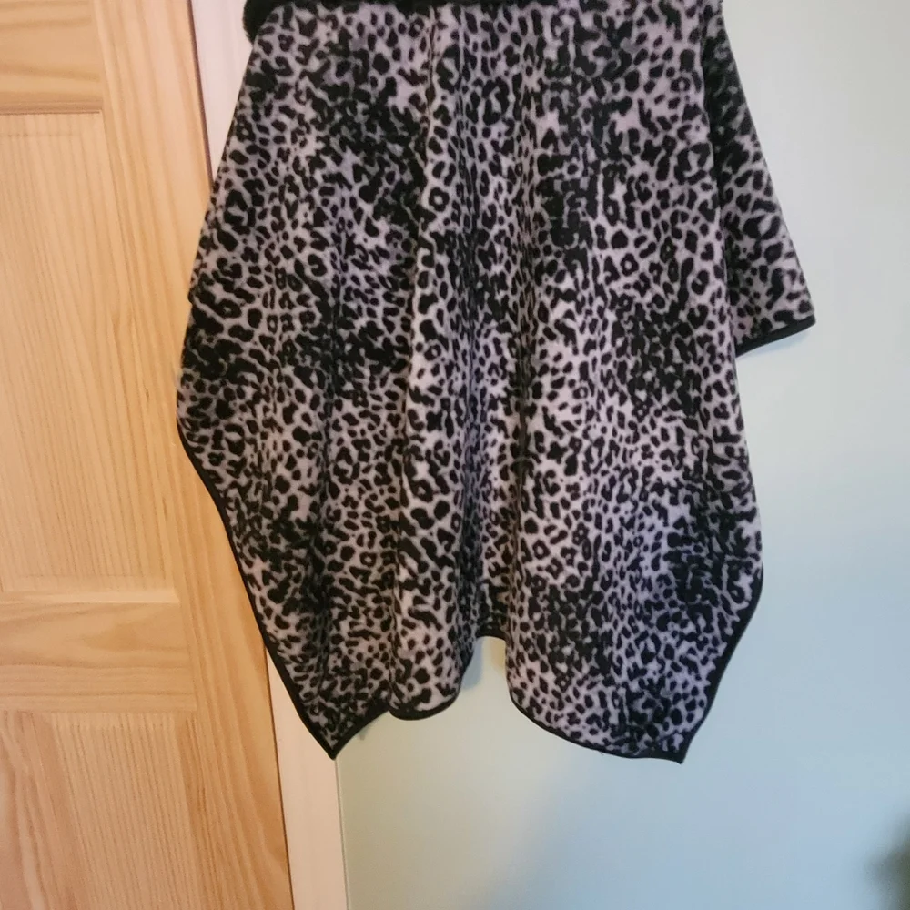 NEW CAPE - Picture 2 of 2